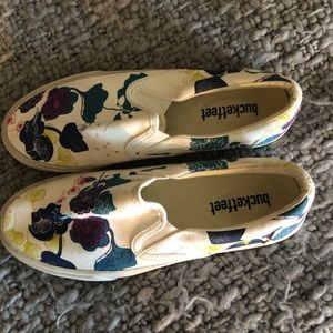 Bucket feet Slip on Size 8